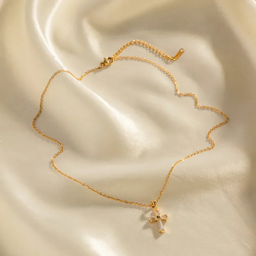 Collana con Pendente a Croce di Diamanti Delicati