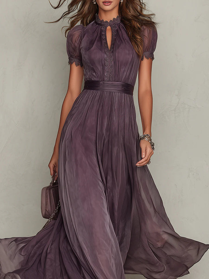 Flavia | Abito lungo viola con scollatura a chiave, bordo in pizzo di chiffon