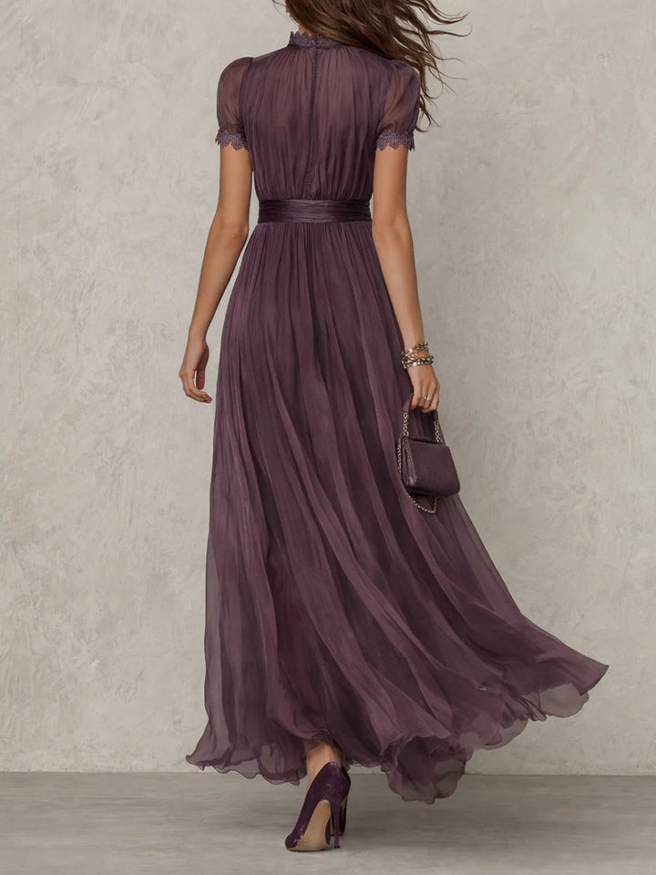 Flavia | Abito lungo viola con scollatura a chiave, bordo in pizzo di chiffon